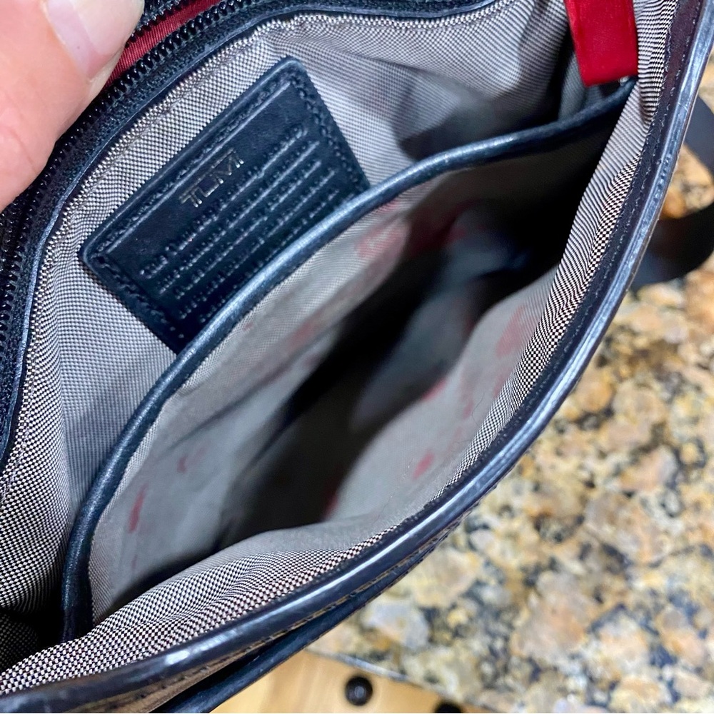 Tumi Black Leather Crossbody “ Map Bag” pre-loved , nice looking Tumi —Unisex - Picture 5 of 16